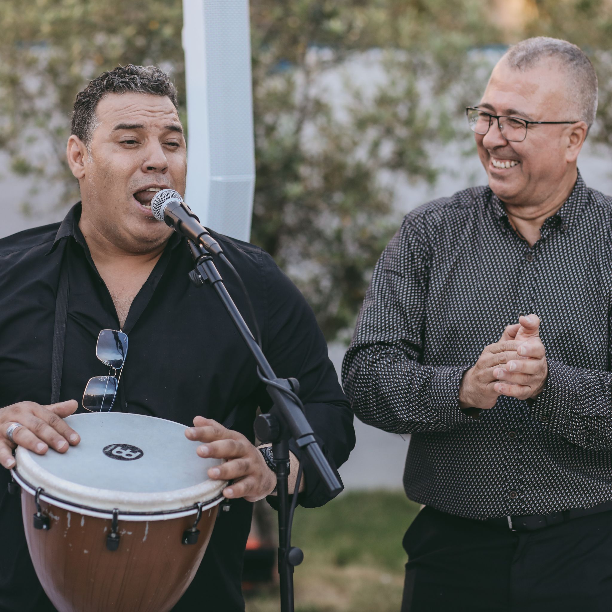 chanteur au derbouka et invite qui tape des mains lors d un mariage oriental en exterieur