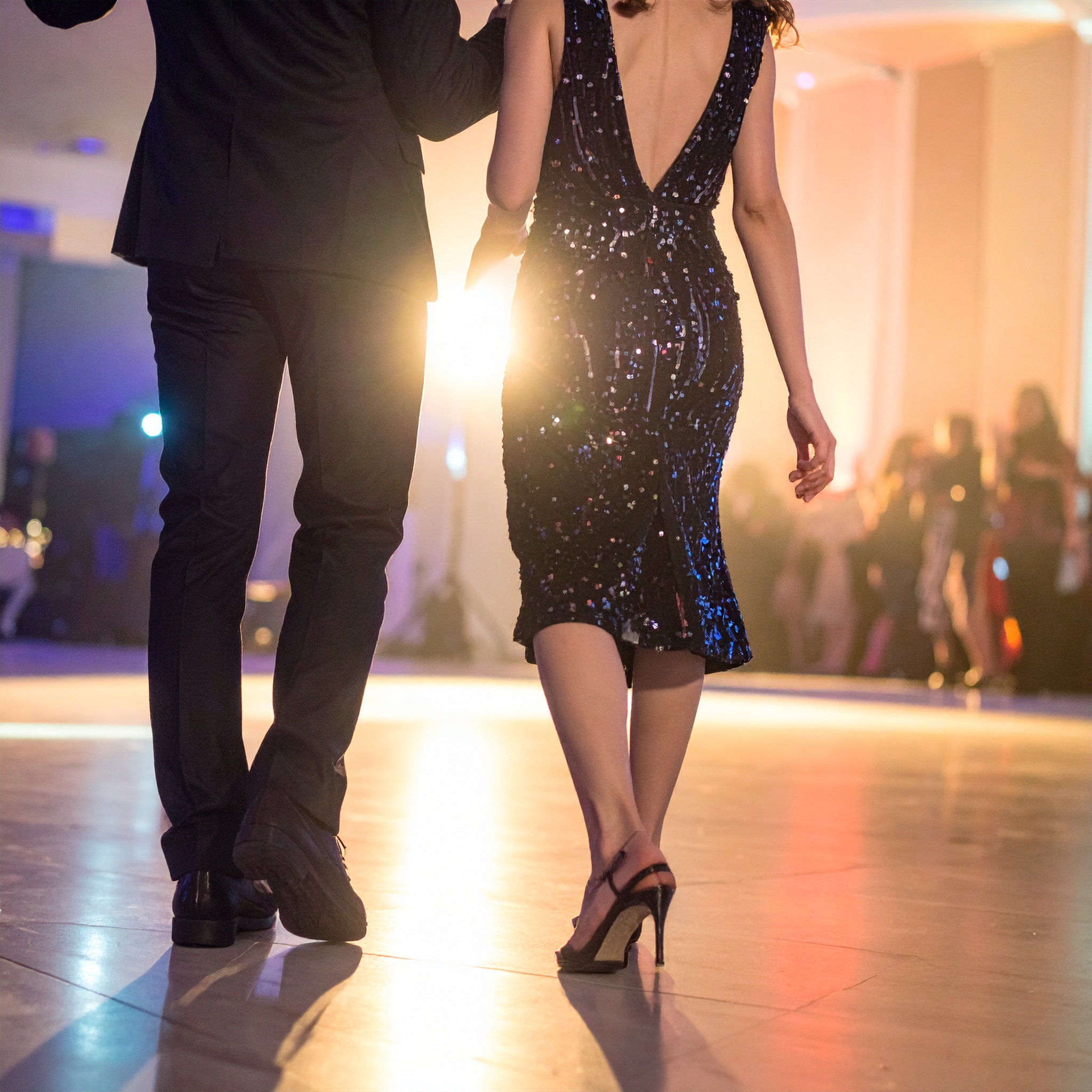 couple sur dancefloor pendant ouverture de bal animee par DJ Dadicool en mariage mixte