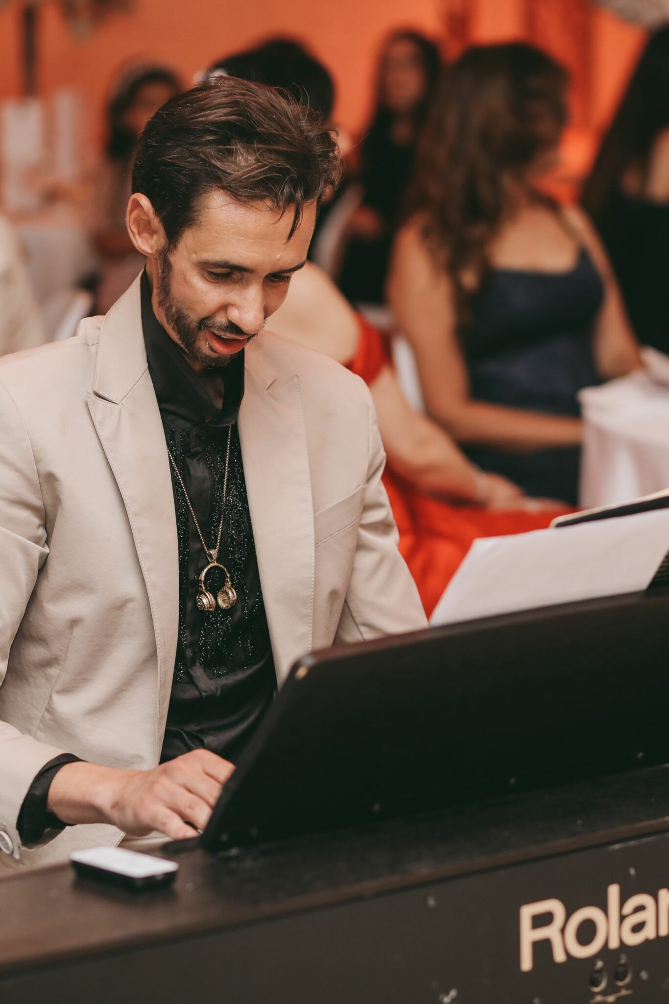 DJ Dadicool aux platines clavier Roland avec casque pendant un mariage oriental a Paris