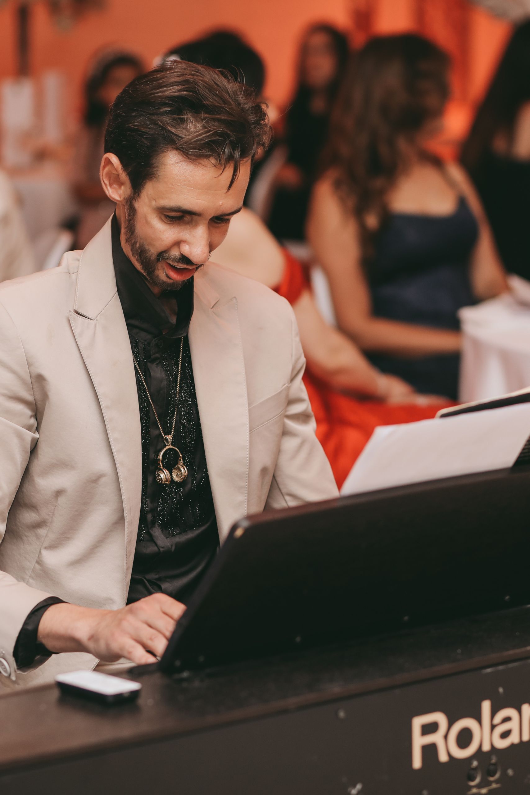 DJ Dadicool aux platines et clavier Roland avec casque pendant un mariage oriental à Paris