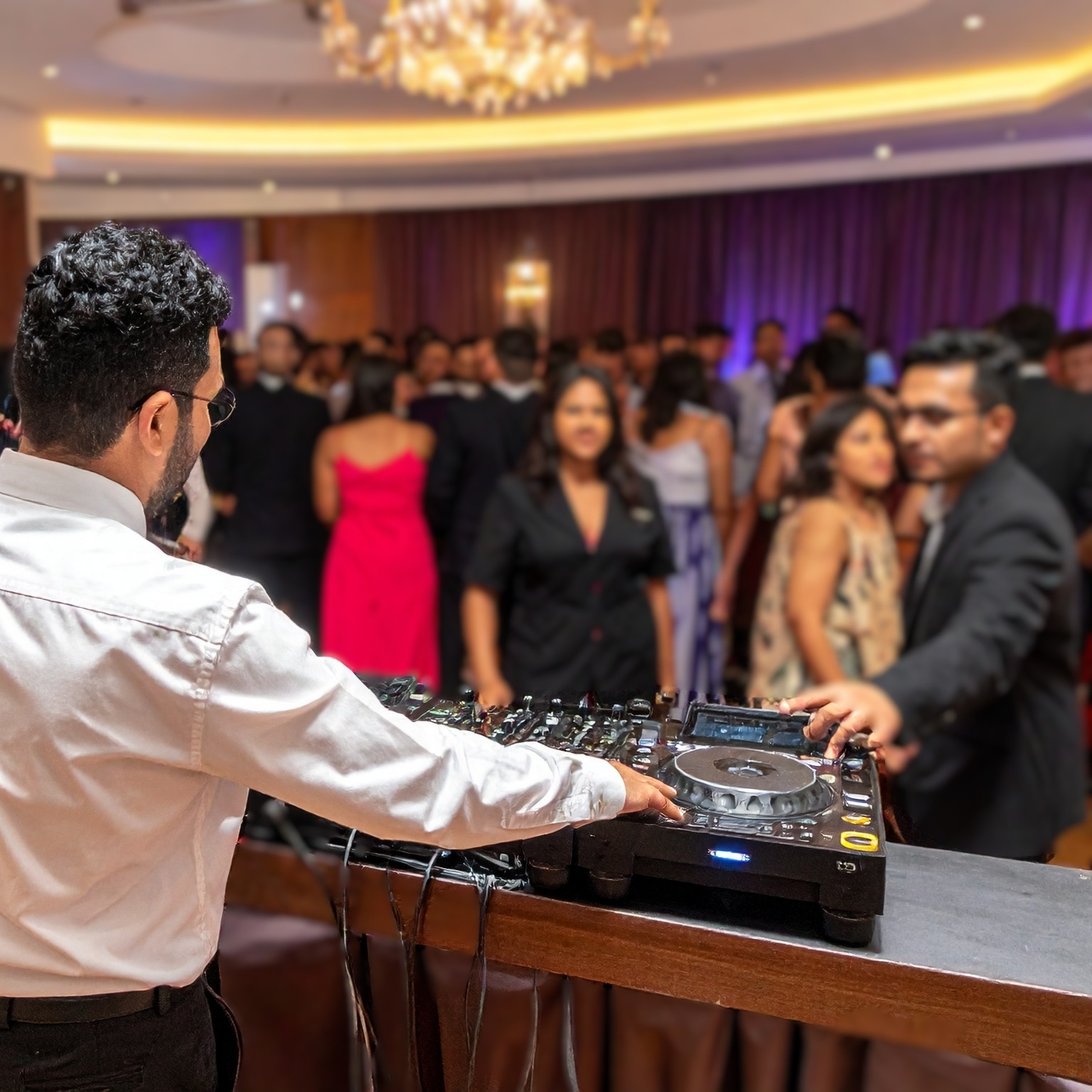 DJ Dadicool aux platines pendant soiree orientale avec invites sur le dancefloor en Ile-de-France
