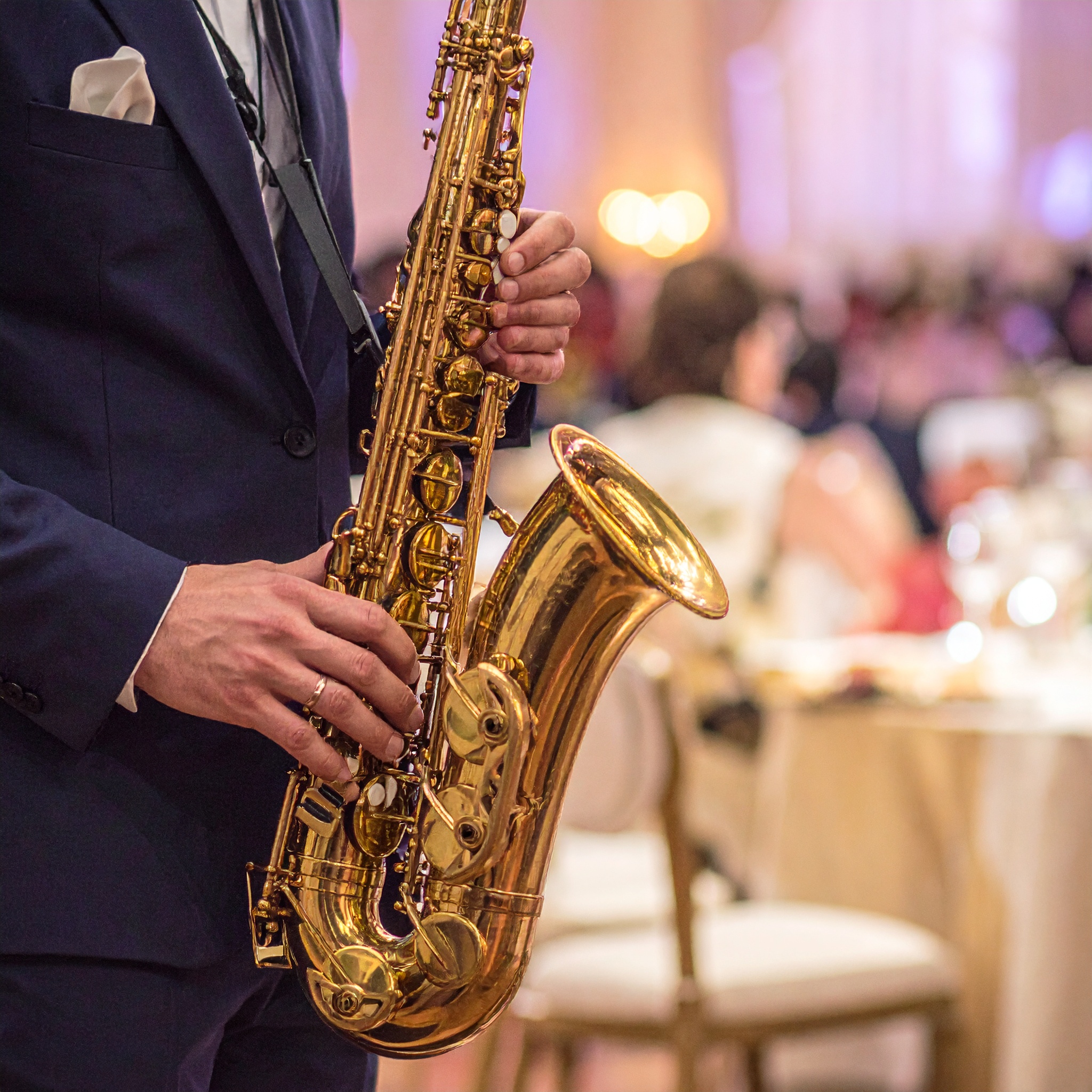 gros plan saxophoniste en duo avec DJ Dadicool sur dancefloor de mariage oriental ambiance doree