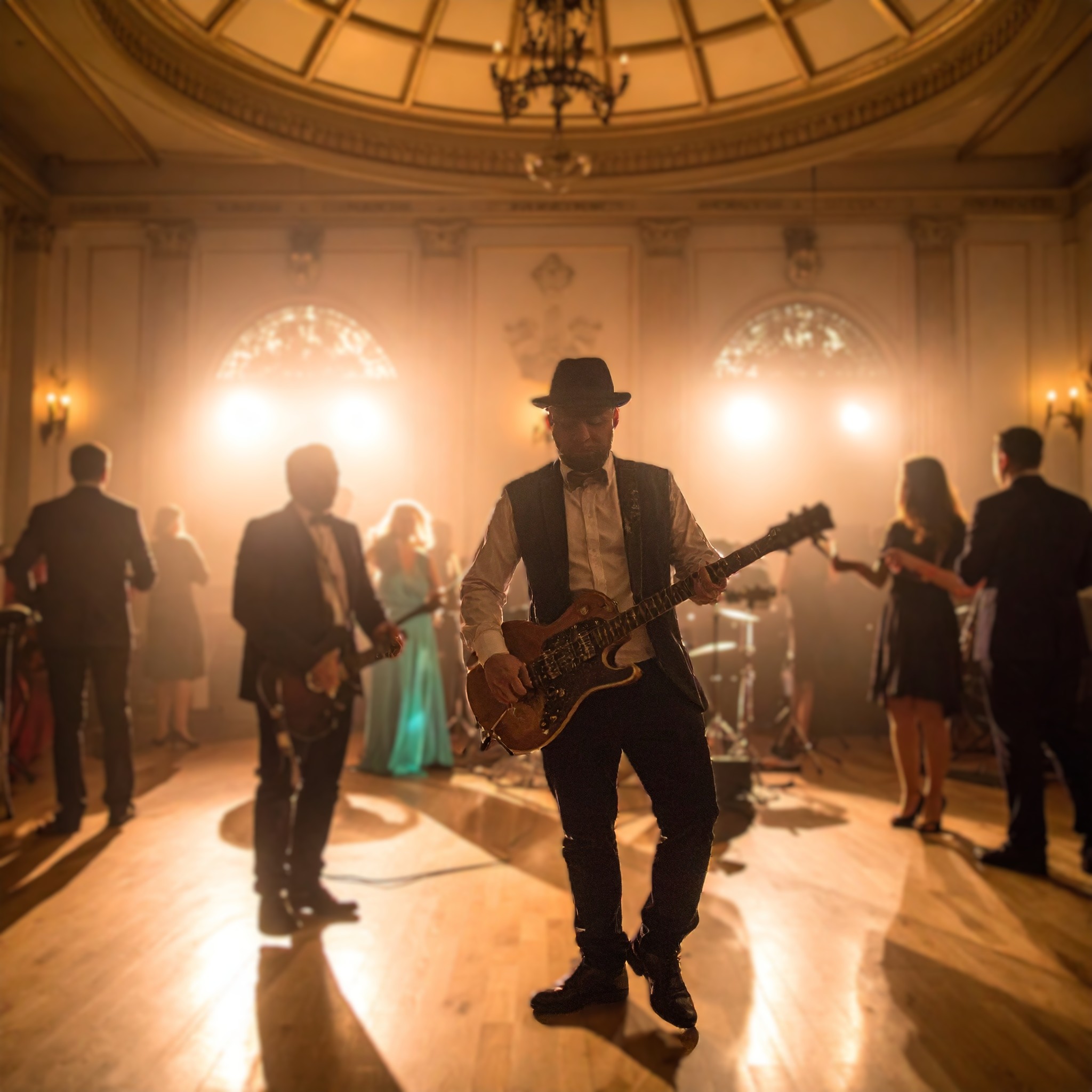 guitariste chapeau noir sous coupole dorée animation mariage par DJ Dadicool