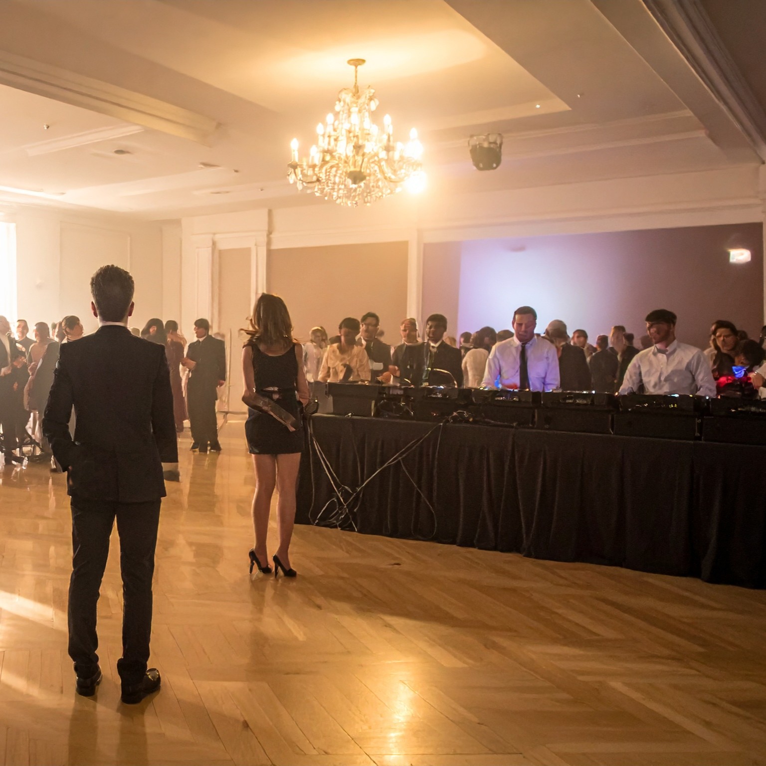 installation sonorisation et eclairage de DJ Dadicool dans salle de mariage parisienne avant ouverture