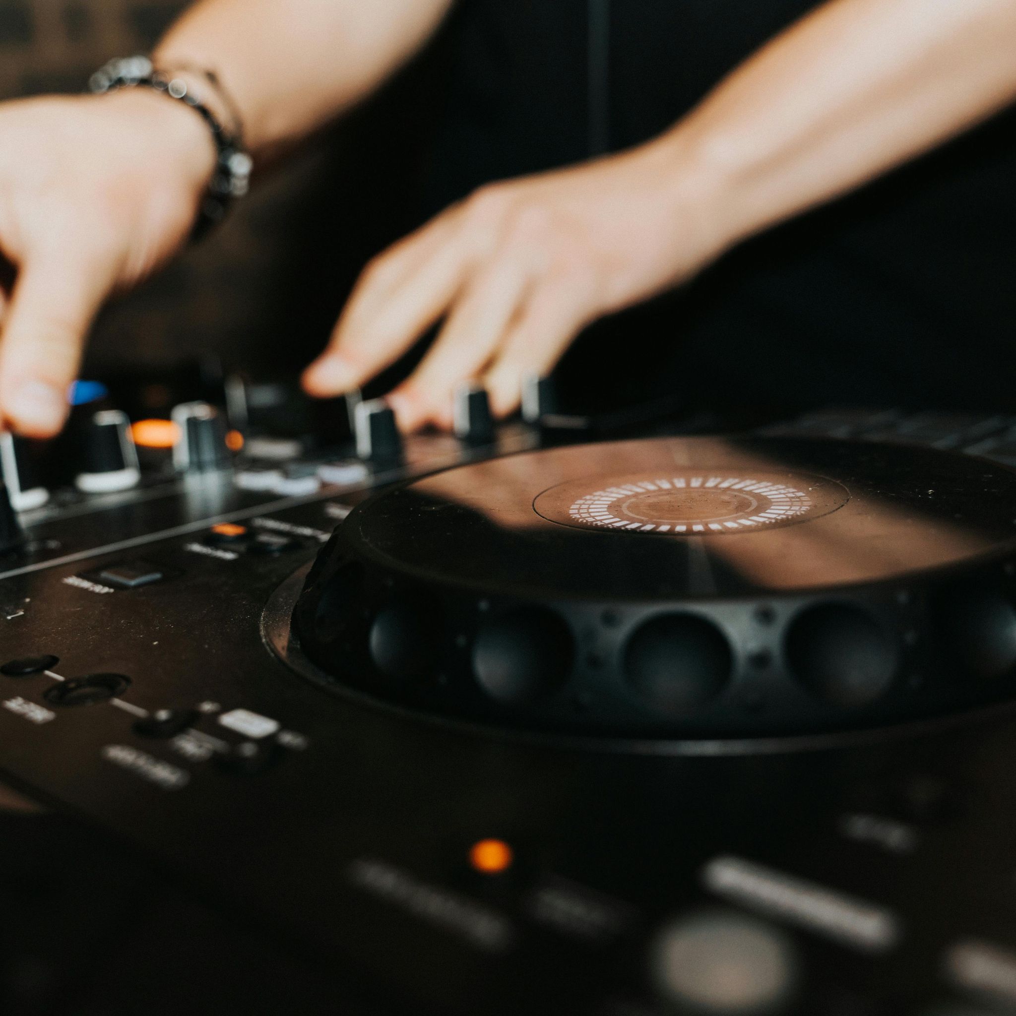 mains du DJ Dadicool sur platines Pioneer pendant mix orientales et rai en mariage mixte