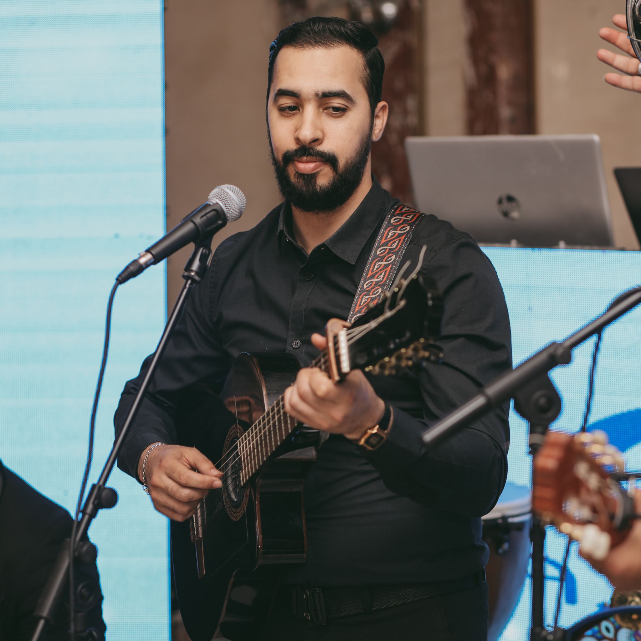 musicien qui joue de la guitare et chante au micro pendant un mariage oriental anime