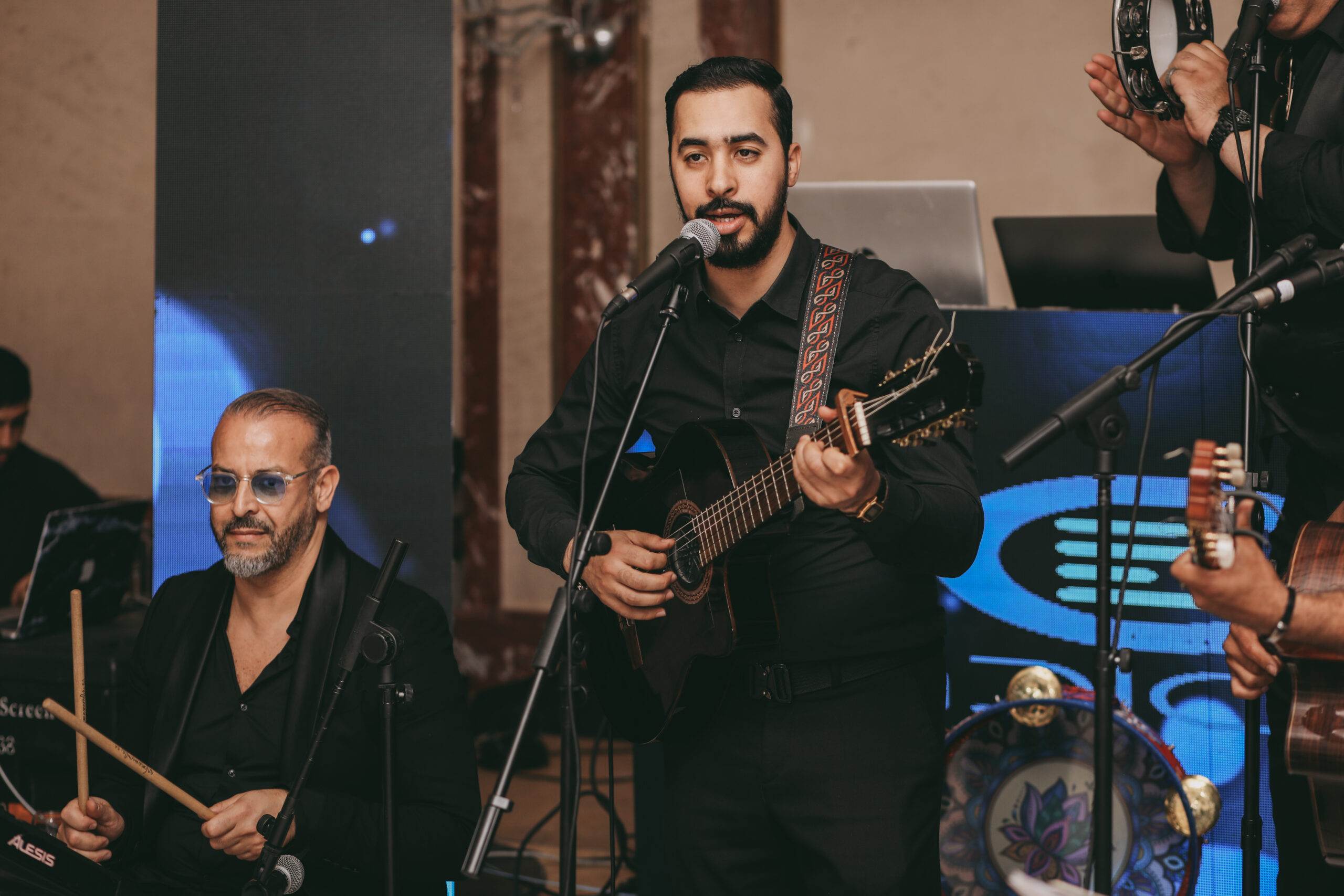 Musiciens de l'orchestre sur scène pendant un mariage animé par DJ Dadicool