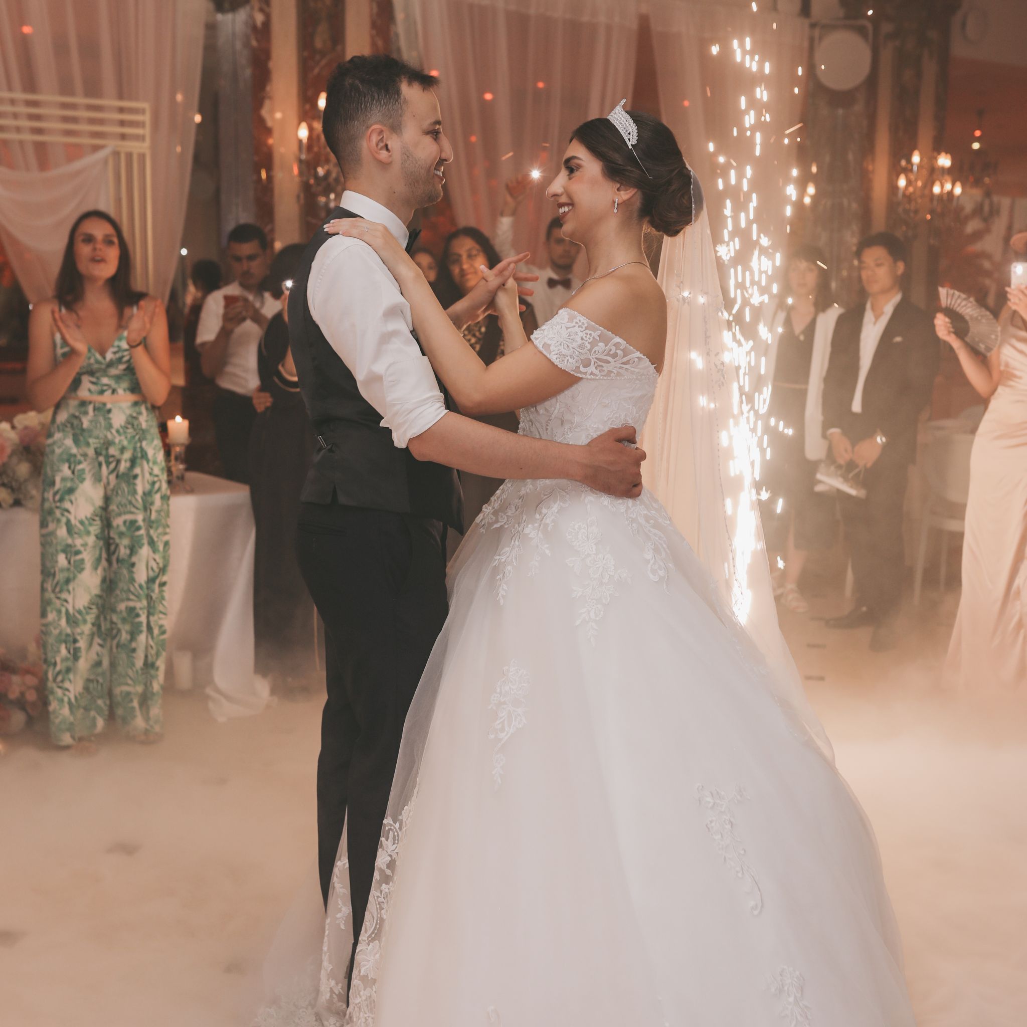 premiere danse des maries enlaces sous la fumee et les etincelles dans une salle de reception
