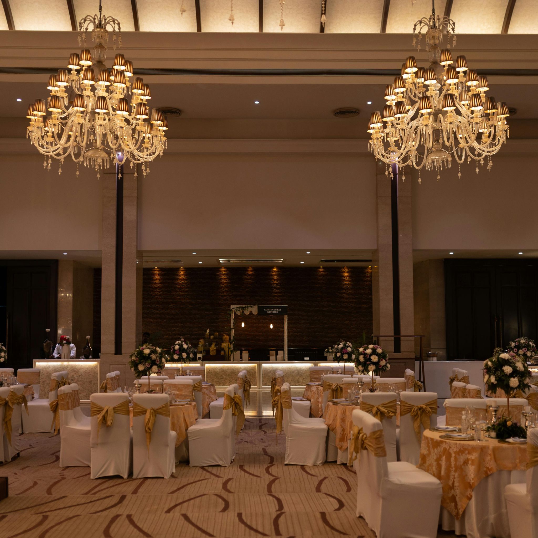 salle de reception avec grands lustres et tables dressees pour mariage oriental anime par DJ Dadicool