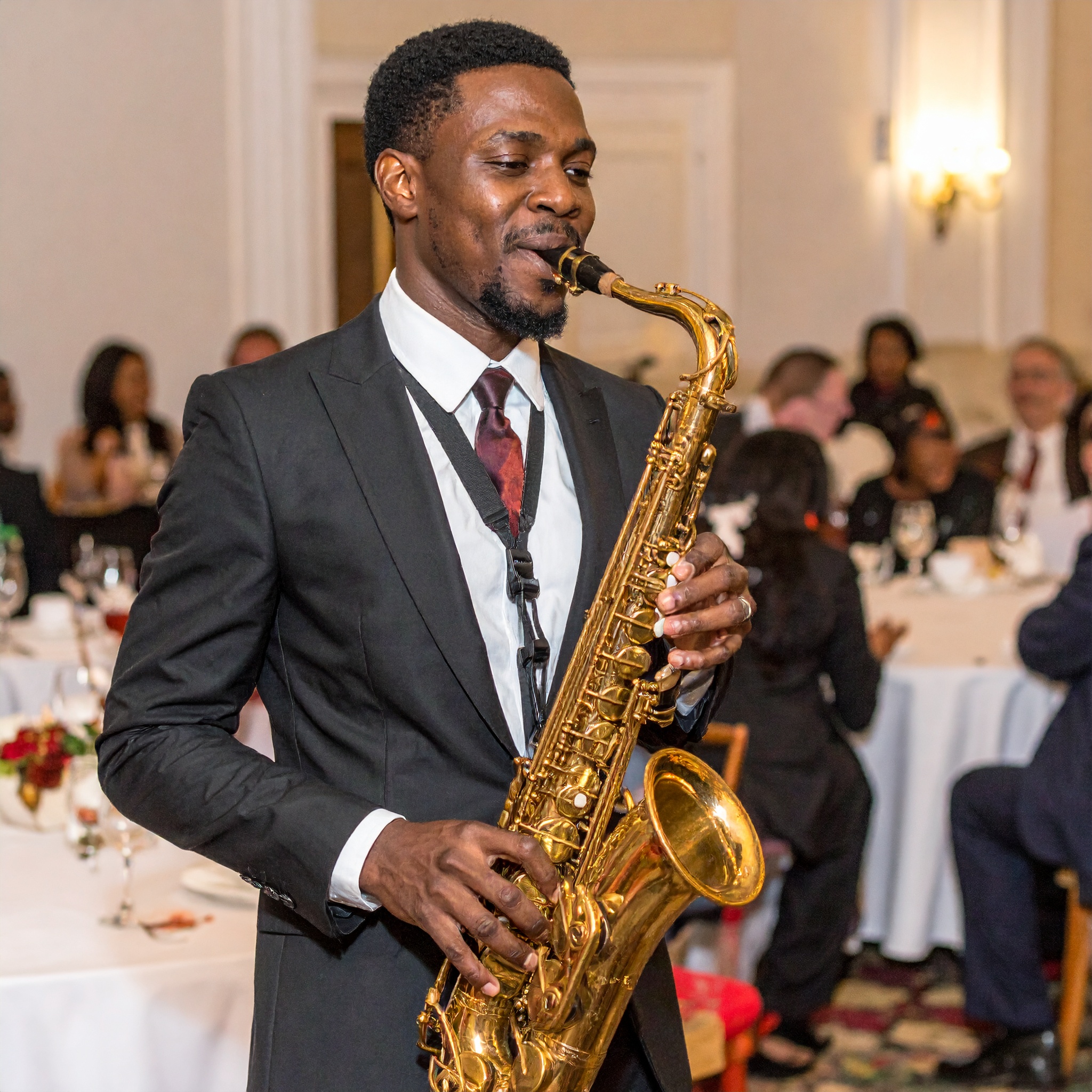 saxophoniste live qui accompagne le DJ Dadicool pendant un mariage en salle de reception parisienne