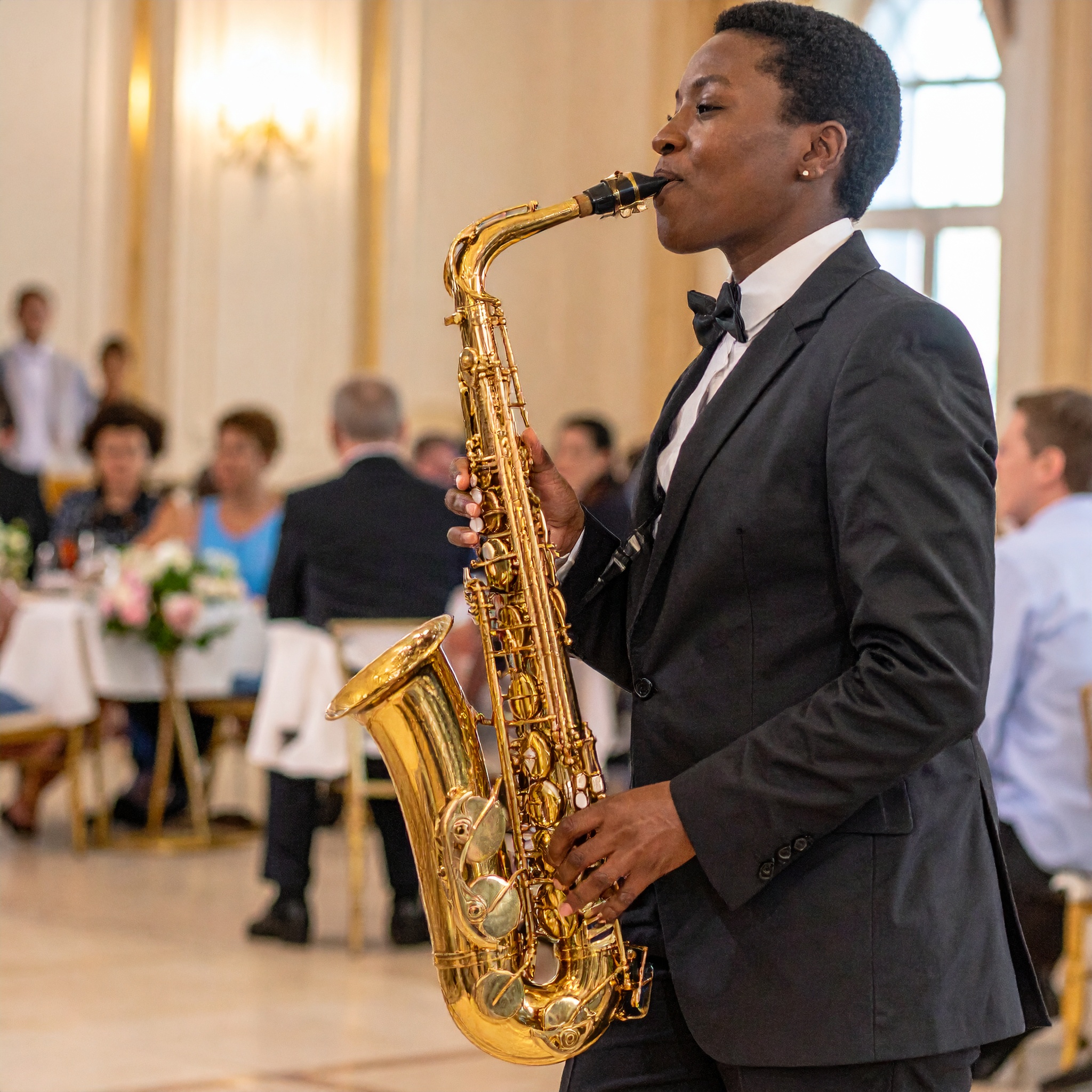 saxophoniste sur cocktail de mariage en duo avec DJ Dadicool dans une salle lumineuse a Paris