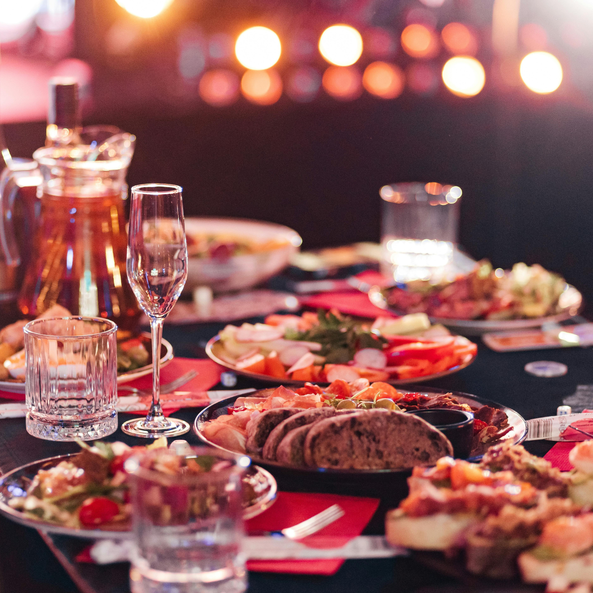 table dressee avec mezzes verres et pain en ambiance tamisee lors d une soiree orientale