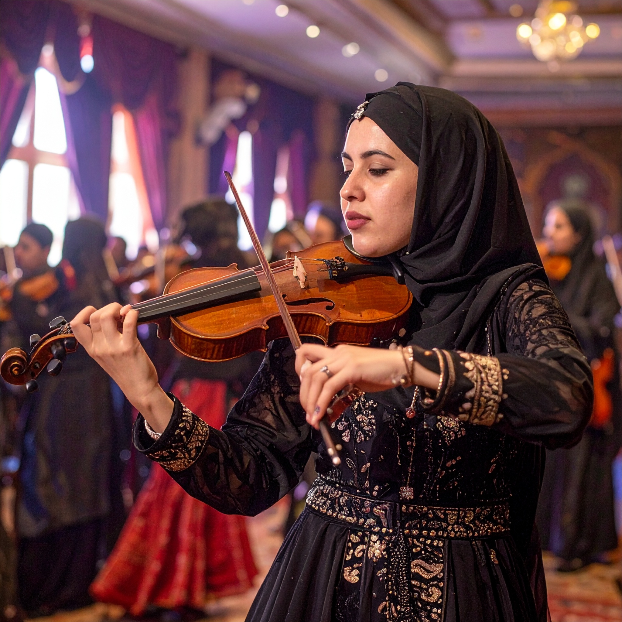 violoniste en hijab et robe paillettée mariage oriental salle dorée à Paris