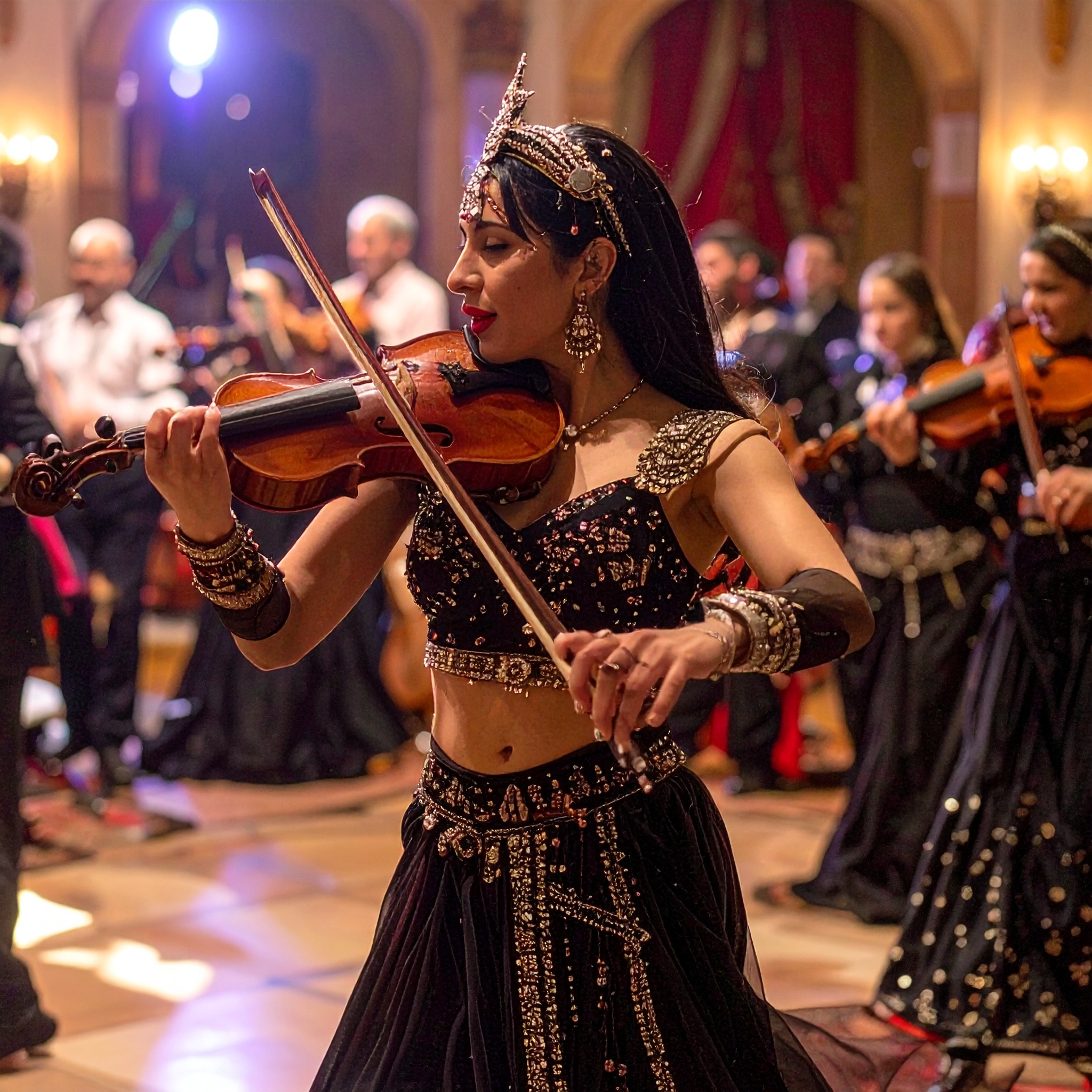 violoniste en tenue orientale brodée et diadème animation mariage avec DJ Dadicool