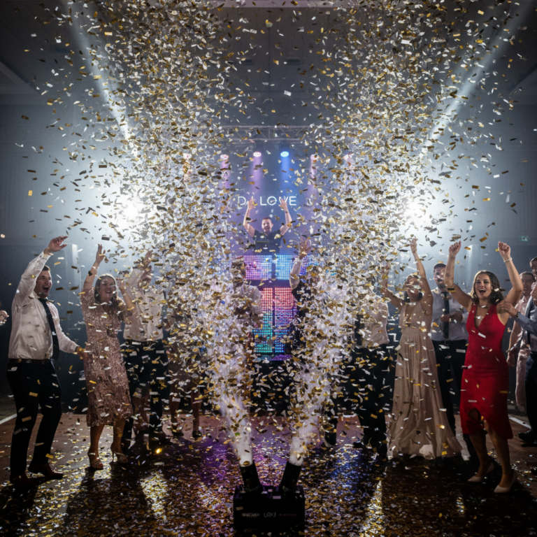 Confettis, étincelles froides et effets spéciaux au mariage