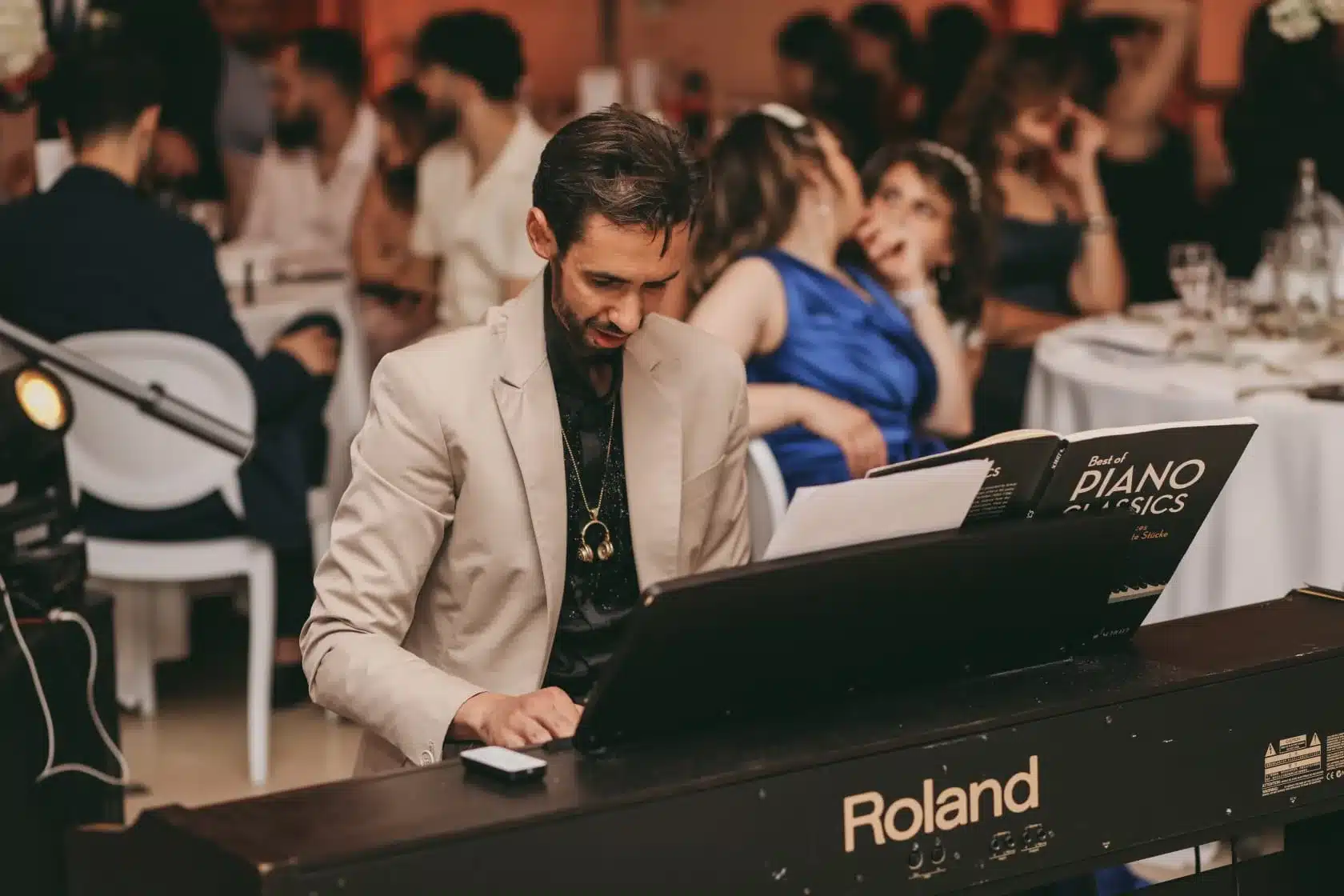 Amine Dadi pianiste en costume beige avec clavier Roland lors d'un mariage mixte en Île-de-France