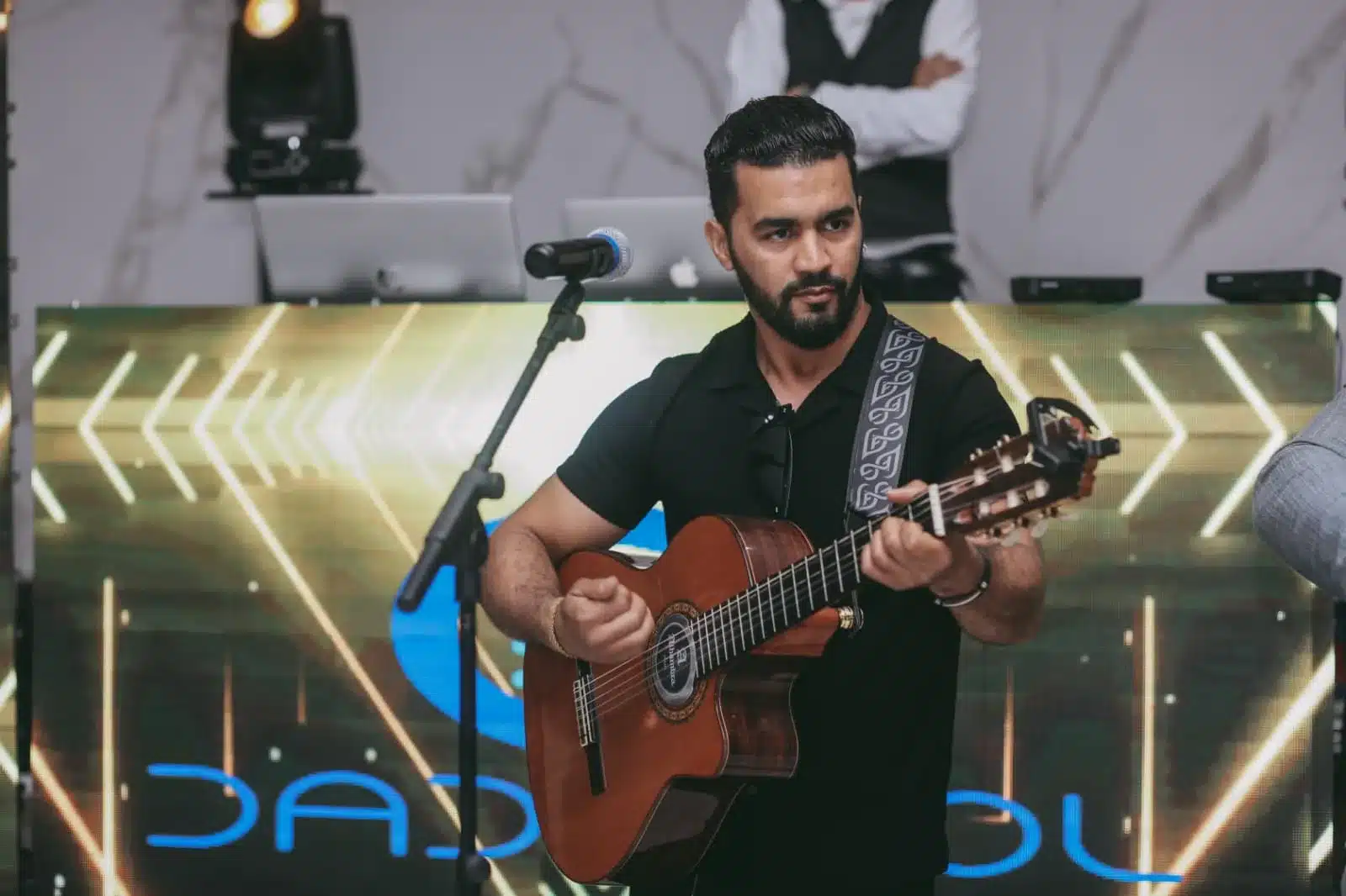 Chanteur guitariste de l'équipe DJ Dadicool devant écran LED pour anniversaire Paris