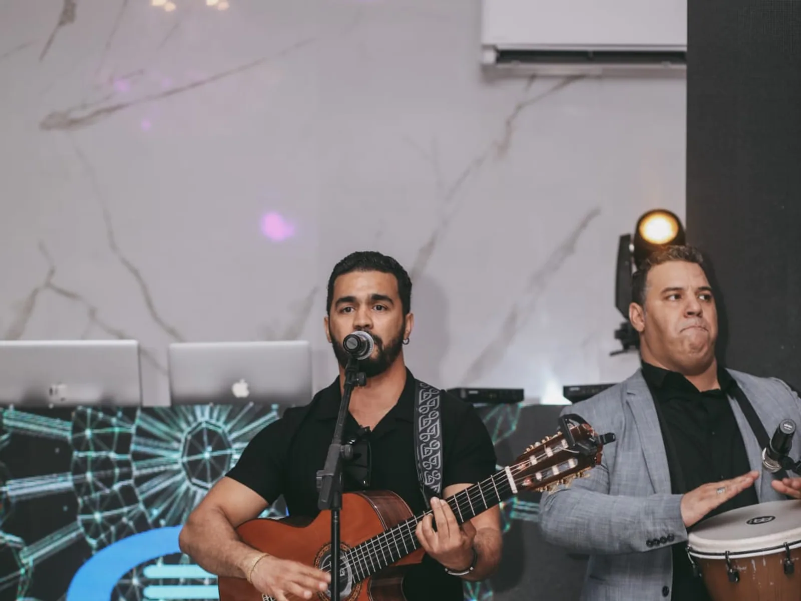 Duo guitariste et percussionniste à la derbouka lors d'un mariage oriental à Paris