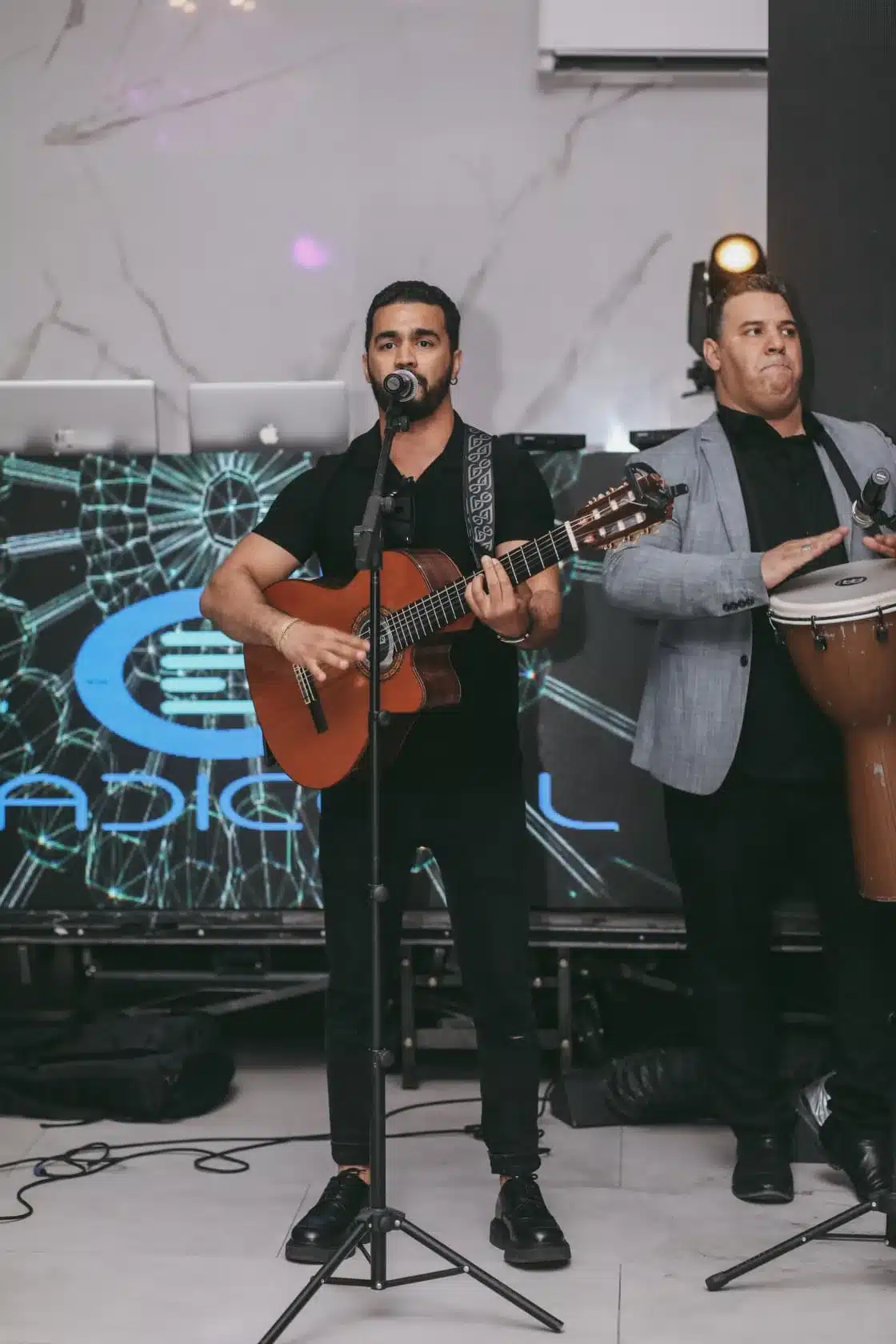 Duo guitariste et percussionniste à la derbouka lors d'un mariage oriental à Paris