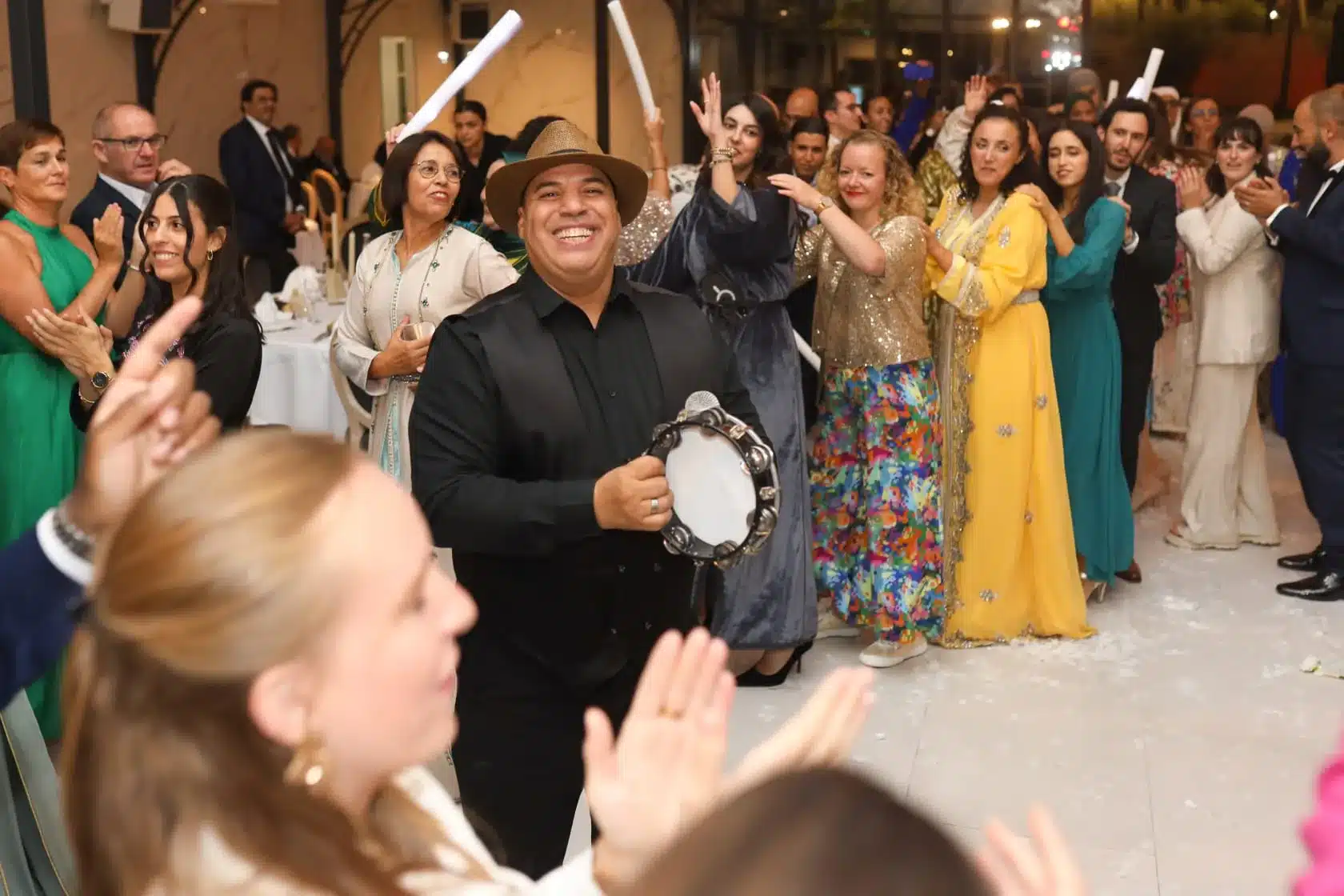 Entrée de la mariée marocaine avec percussionniste à la derbouka et invités applaudissant lors d'un mariage marocain animé par DJ Dadicool