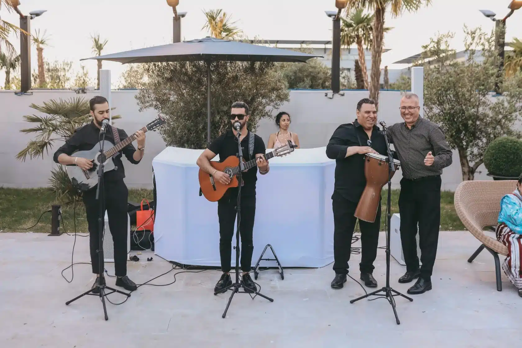 Orchestre de cinq musiciens DJ Dadicool en cocktail mariage extérieur sous parasol avec palmiers