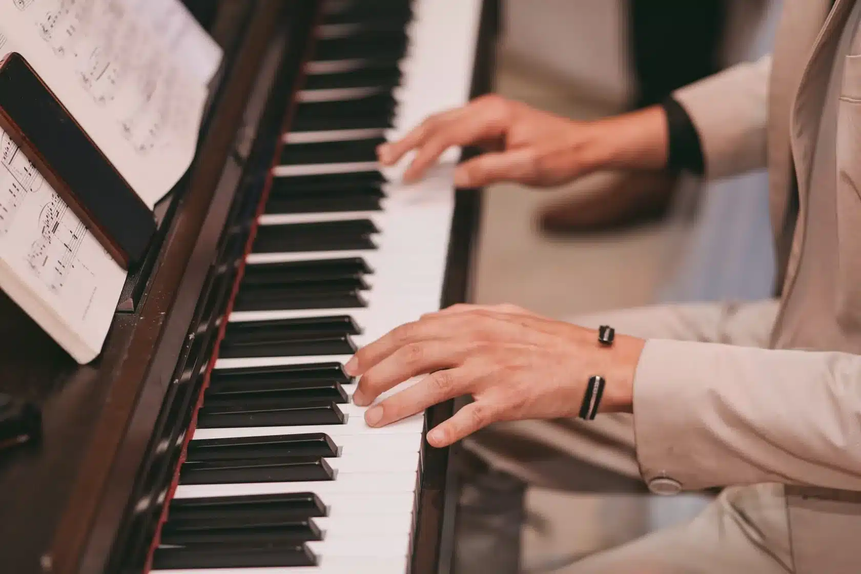 Mains du pianiste Amine Dadi sur clavier de piano classique pendant cérémonie mariage à Paris