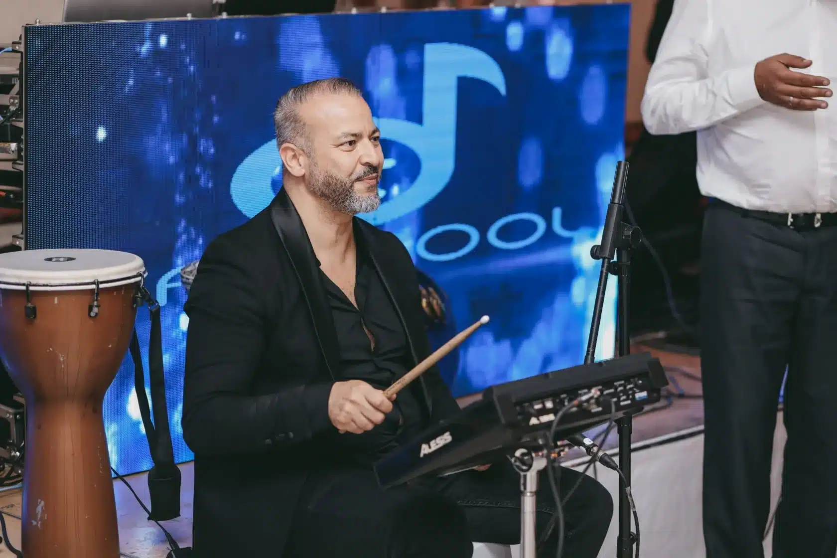 Percussionniste de l'équipe DJ Dadicool avec percussion Alesis et écran LED bleu mariage oriental