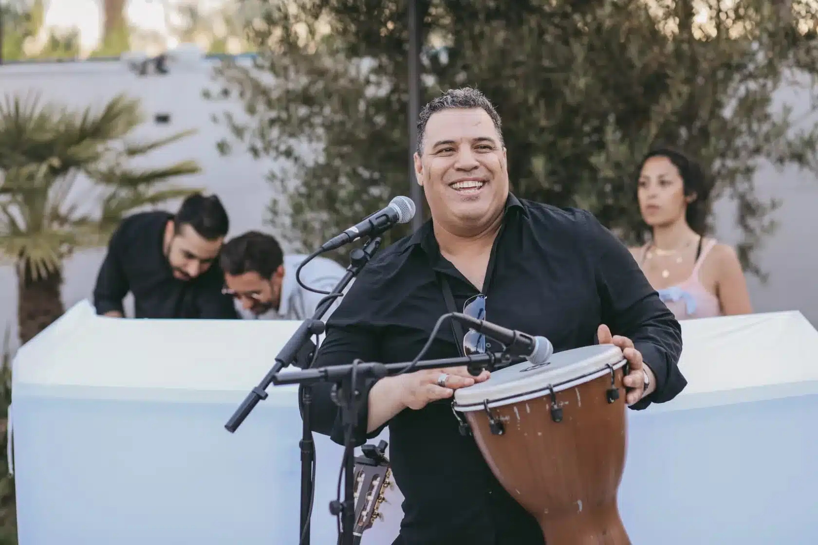 Percussionniste souriant chantant à la derbouka lors d'un mariage marocain extérieur Paris DJ Dadicool