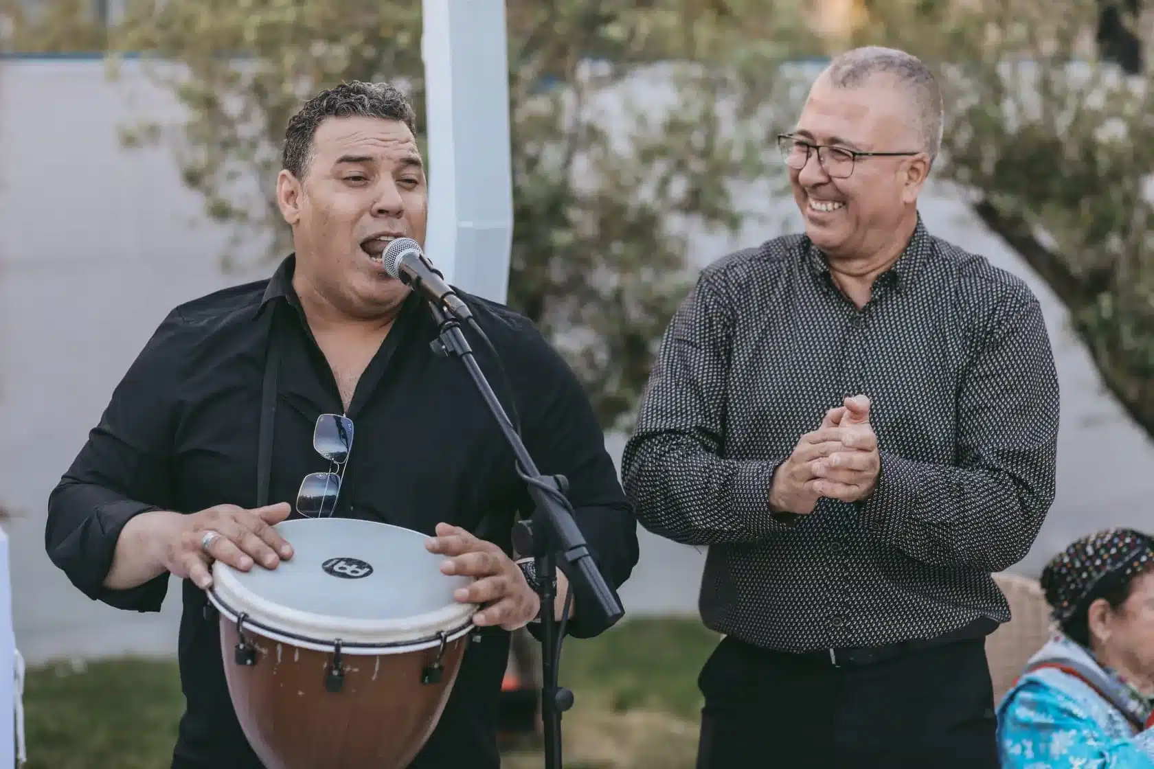 Trio acoustique en noir et blanc lors d'un vin d'honneur de mariage en jardin