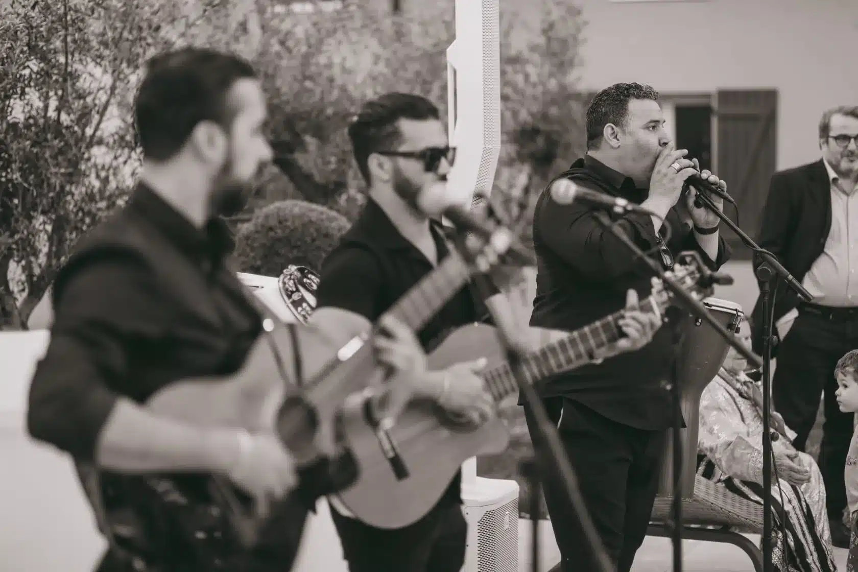 Trio acoustique de l'équipe DJ Dadicool en vin d'honneur de mariage extérieur dans un jardin