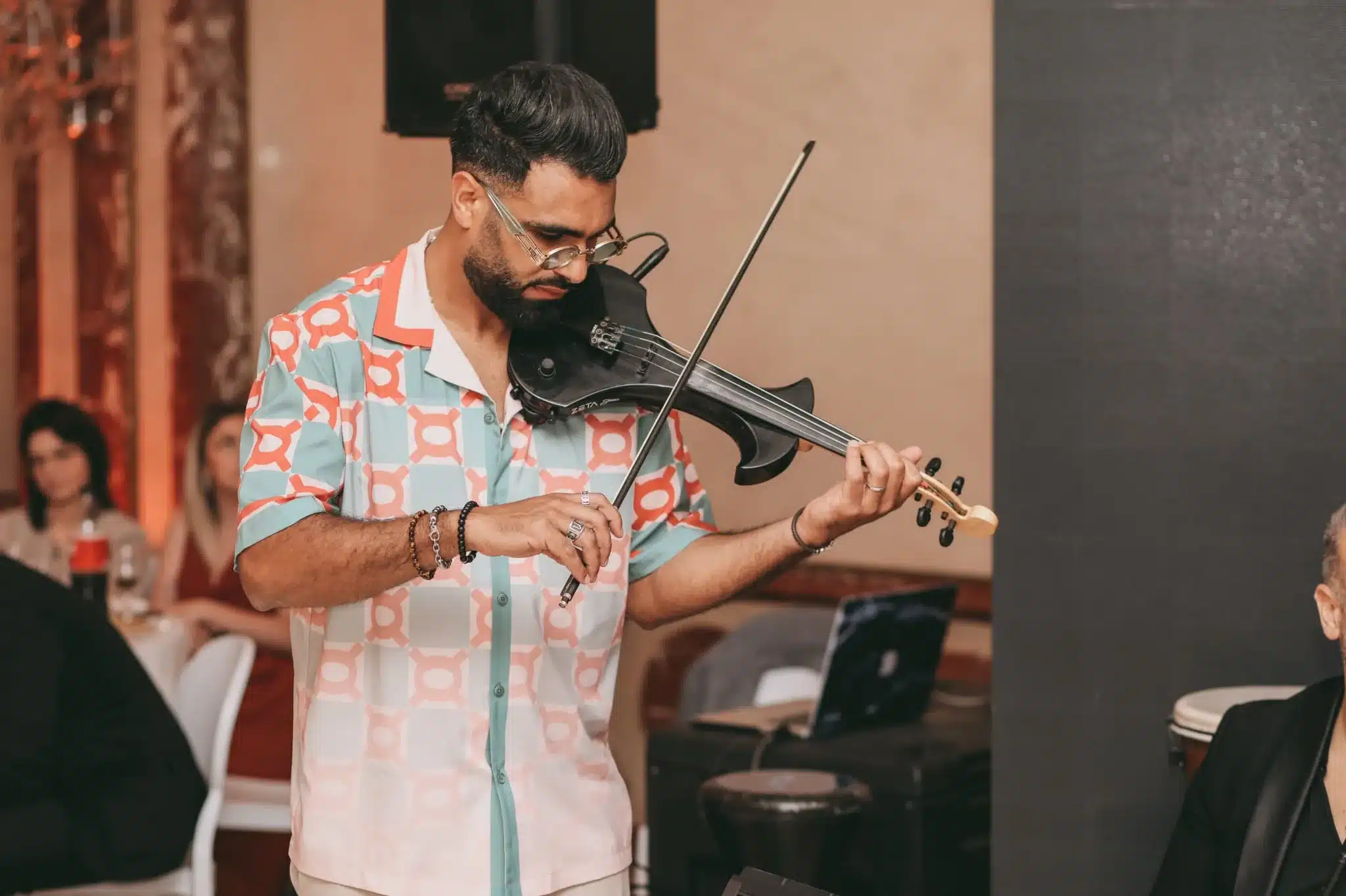 Violoniste en performance cocktail dans salle marbre dorée à Paris animée par DJ Dadicool mariage tunisien