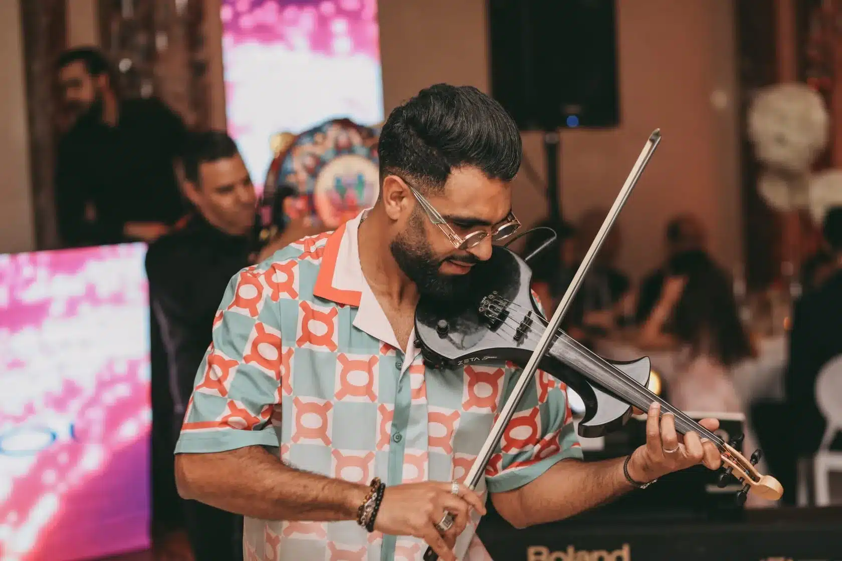 Violoniste électrique de l'équipe DJ Dadicool en performance cocktail de mariage tunisien