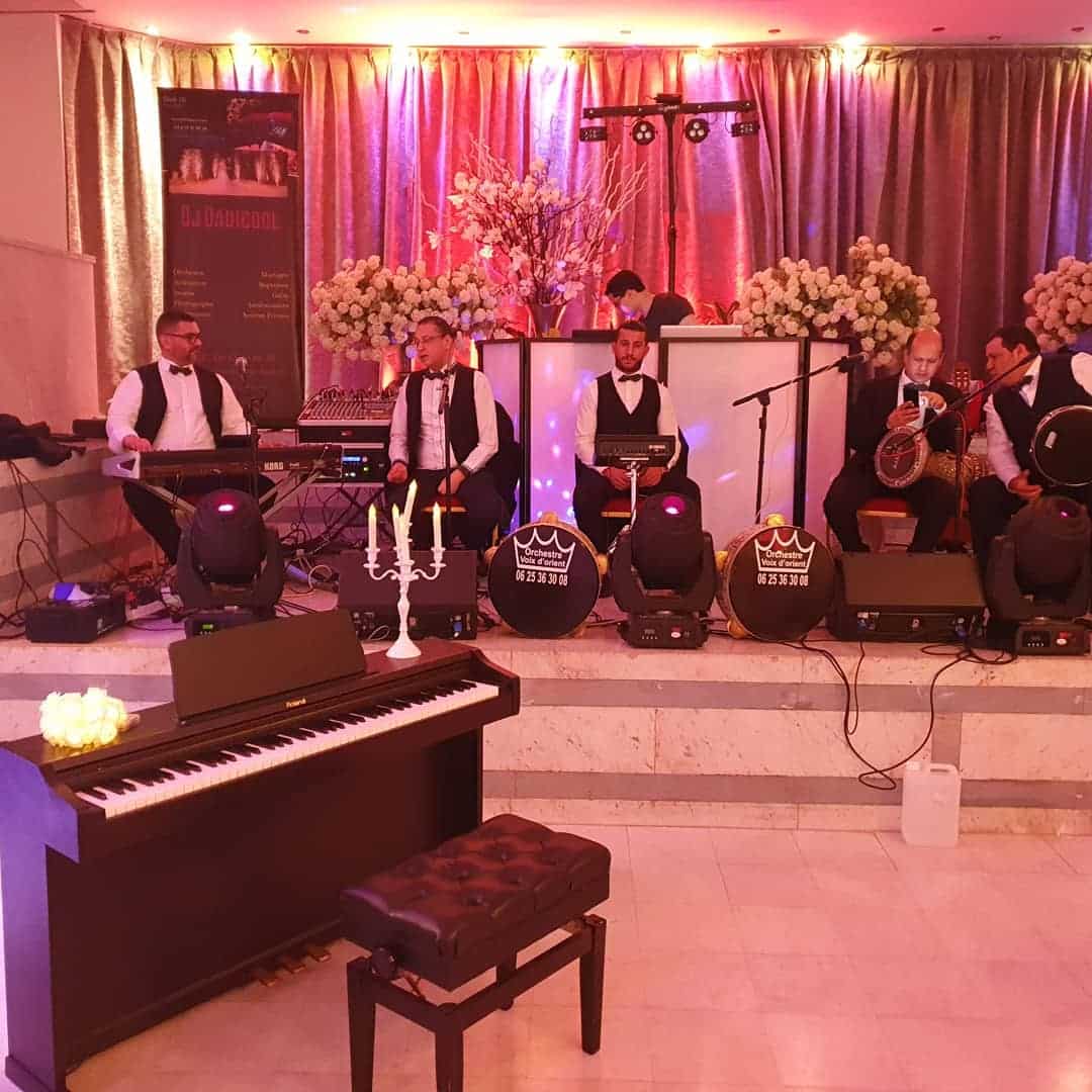 Orchestre Voix d'Orient sur scène aux Salons Hoche à Paris, claviers derbouka et violon